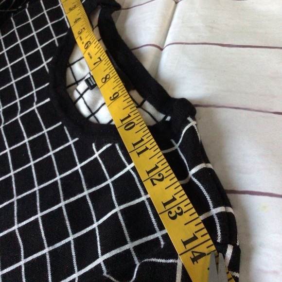 Saks fifth avenue checkered short stretchy, geometric, trellis women knit top - Picture 4 of 11